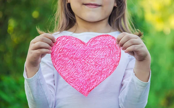 Kinder Haben Ein Herz Ihren Händen Selektiver Fokus — Stockfoto