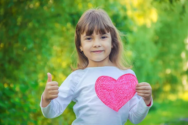 Kinder Haben Ein Herz Ihren Händen Selektiver Fokus — Stockfoto