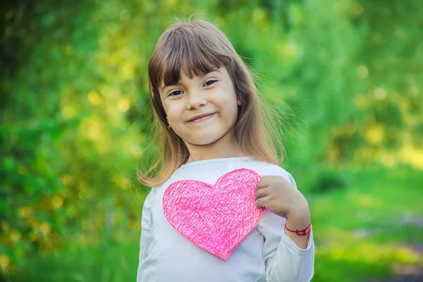 Los Niños Tienen Corazón Sus Manos Enfoque Selectivo — Foto de Stock