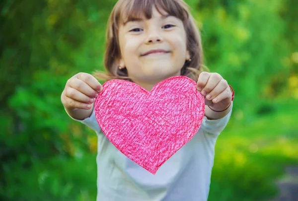 Kinder Haben Ein Herz Ihren Händen Selektiver Fokus — Stockfoto