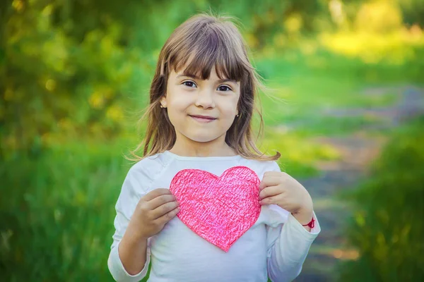 Kinder Haben Ein Herz Ihren Händen Selektiver Fokus — Stockfoto