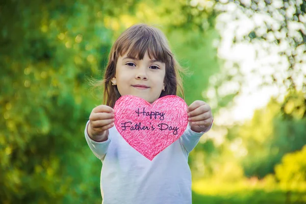 Los Niños Tienen Corazón Sus Manos Enfoque Selectivo —  Fotos de Stock