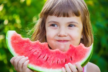 Bir çocuk karpuz yiyor. Seçici odak.