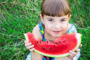 Bir çocuk karpuz yiyor. Seçici odak.