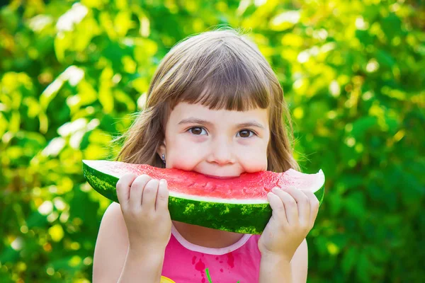 Barn Äter Vattenmelon Selektivt Fokus — Stockfoto