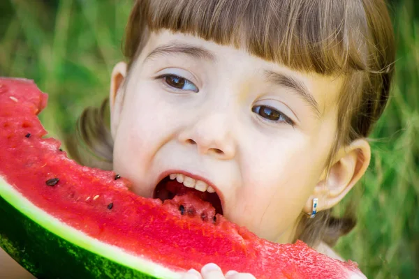 Bir Çocuk Karpuz Yiyor Seçici Odak — Stok fotoğraf