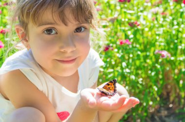 Çocuk ile bir kelebek. Seçici odak.
