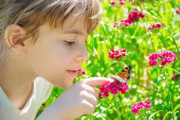 Bambino Con Una Farfalla Focus Selettivo — Foto Stock