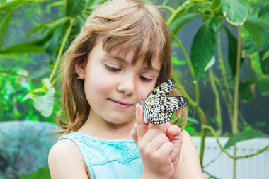 Çocuk ile bir kelebek. Seçici odak.