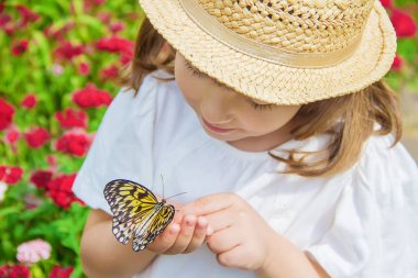 Kelebekli bir çocuk. Fikir luconoe. Seçici odak.