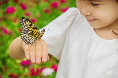 Kelebekli bir çocuk. Fikir luconoe. Seçici odak.