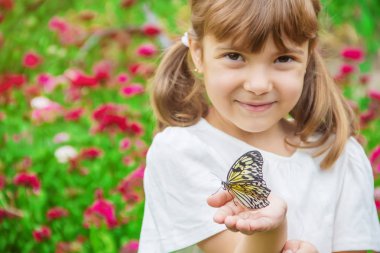 Kelebekli bir çocuk. Fikir luconoe. Seçici odak.
