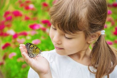 Kelebekli bir çocuk. Fikir luconoe. Seçici odak.