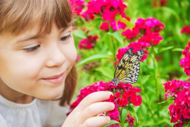 Kelebekli bir çocuk. Fikir luconoe. Seçici odak.