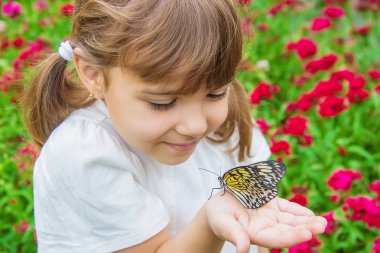 Kelebekli bir çocuk. Fikir luconoe. Seçici odak.