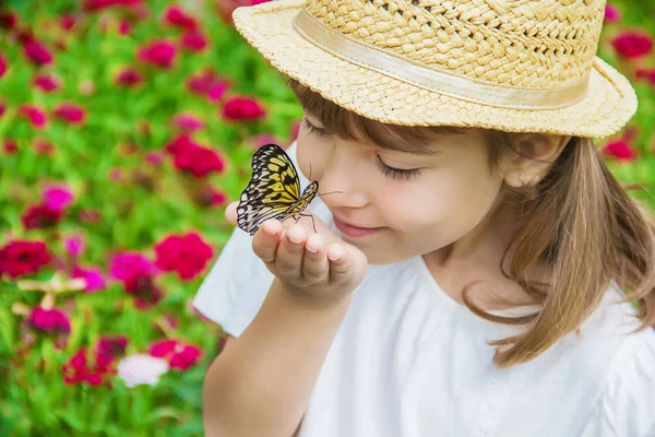 Kind Mit Einem Schmetterling Idee Leuconoe Selektiver Fokus — Stockfoto