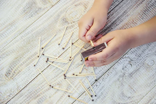 Ein Kind Mit Streichhölzern Der Hand Selektiver Fokus — Stockfoto