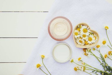 Spa ve krema ile papatya özü. Seçici odak.