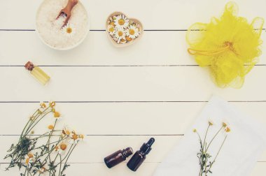 Spa ve krema ile papatya özü. Seçici odak.