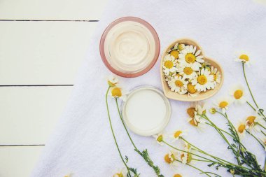 Spa ve krema ile papatya özü. Seçici odak.