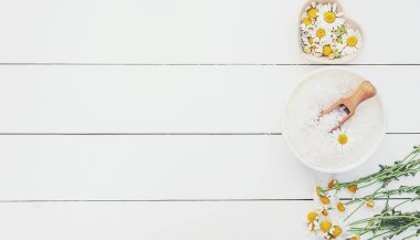 Papatya Özü ile Spa deniz tuzu. Seçici odak. 
