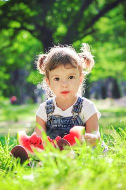 Bir çocuk karpuz yiyor. Seçici odak.