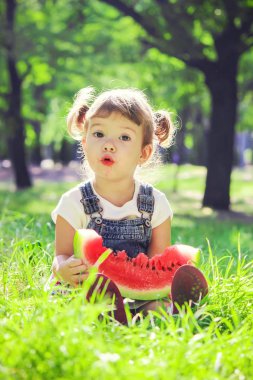 Bir çocuk karpuz yiyor. Seçici odak.