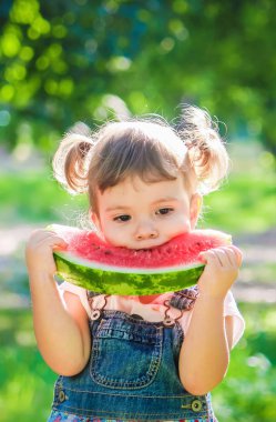 Bir çocuk karpuz yiyor. Seçici odak.