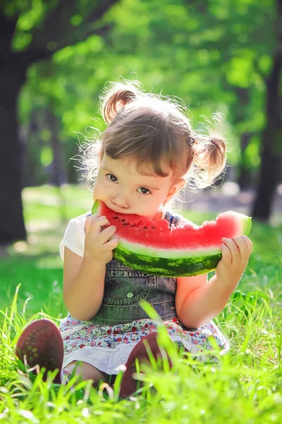 Een Kind Eet Watermeloen Selectieve Aandacht — Stockfoto