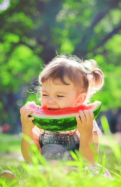 Een Kind Eet Watermeloen Selectieve Aandacht — Stockfoto