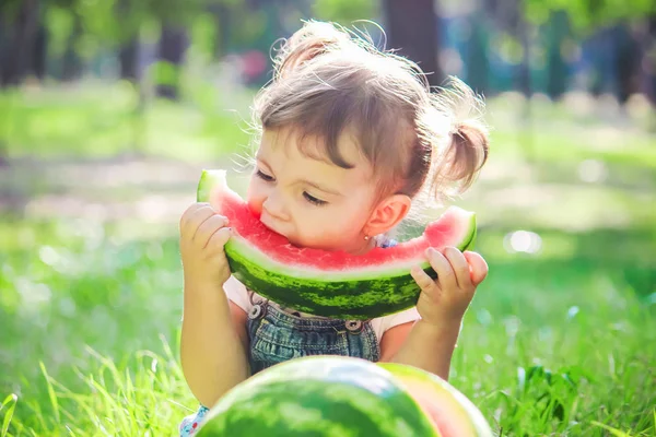 Een Kind Eet Watermeloen Selectieve Aandacht — Stockfoto