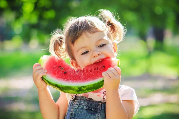 Een Kind Eet Watermeloen Selectieve Aandacht — Stockfoto