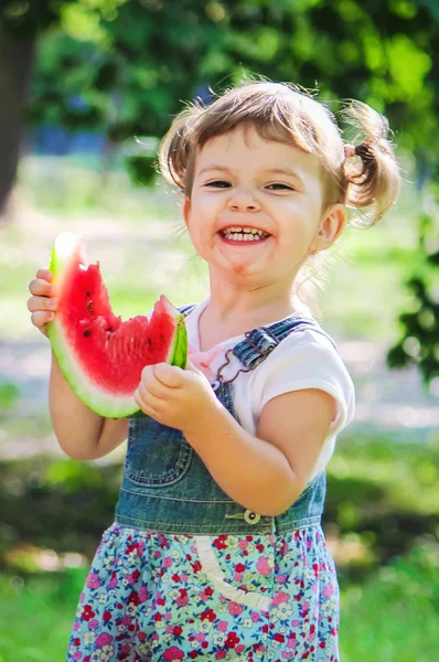 Bambino Mangia Anguria Focus Selettivo — Foto Stock