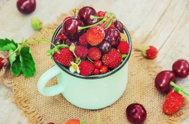 Farklı ev yapımı yaz meyveleri. Seçici odak.