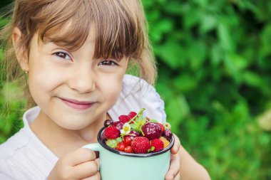 Farklı ev yapımı yaz meyveleri bir çocuğun elinde. Seçici odak.
