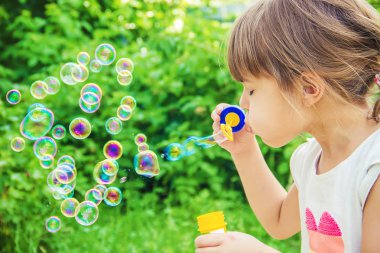 Çocuklar kabarcıklar üfleme vardır. Seçici odak. 