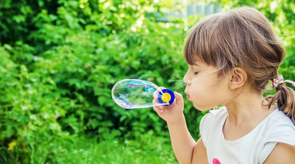 Los Niños Están Haciendo Burbujas Enfoque Selectivo — Foto de Stock