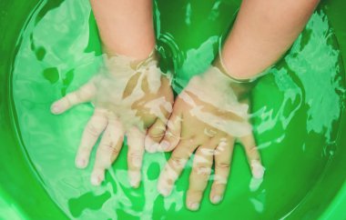 Çocuk ellerini yıkar. Seçici odak. 