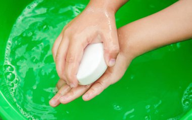 Çocuk ellerini yıkar. Seçici odak. 