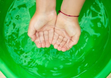 Çocuk ellerini yıkar. Seçici odak. 