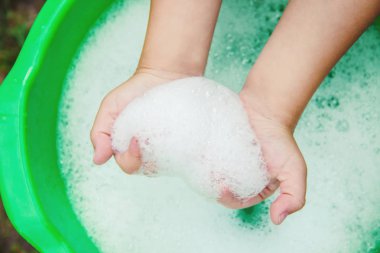 Çocuk ellerini yıkar. Seçici odak. 