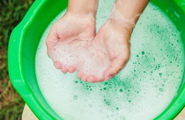 Çocuk ellerini yıkar. Seçici odak. 