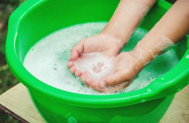 Çocuk ellerini yıkar. Seçici odak. 