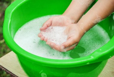 Çocuk ellerini yıkar. Seçici odak. 