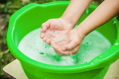 Çocuk ellerini yıkar. Seçici odak. 