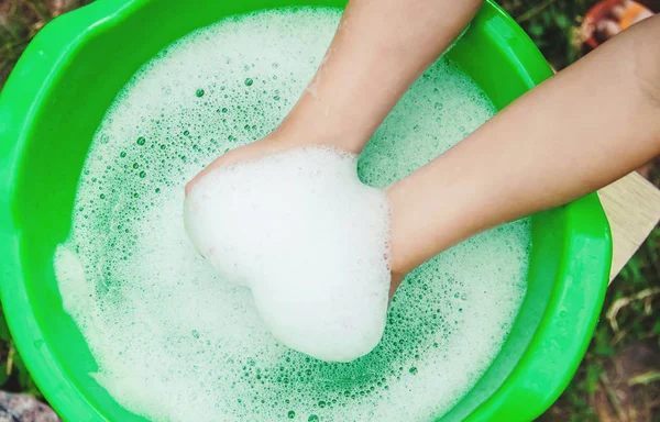 Çocuk ellerini yıkar. Seçici odak. 