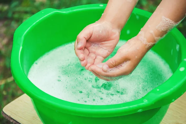 Çocuk ellerini yıkar. Seçici odak. 