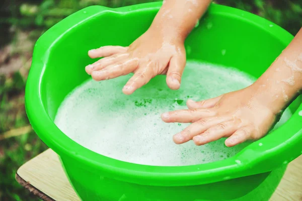 Çocuk ellerini yıkar. Seçici odak. 