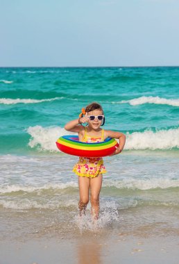 Kız Çocuk deniz ve havuz banyoları. Tunus Mahdia. Seçici odak. 