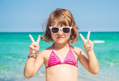 Kız Çocuk deniz ve havuz banyoları. Tunus Mahdia. Seçici odak. 